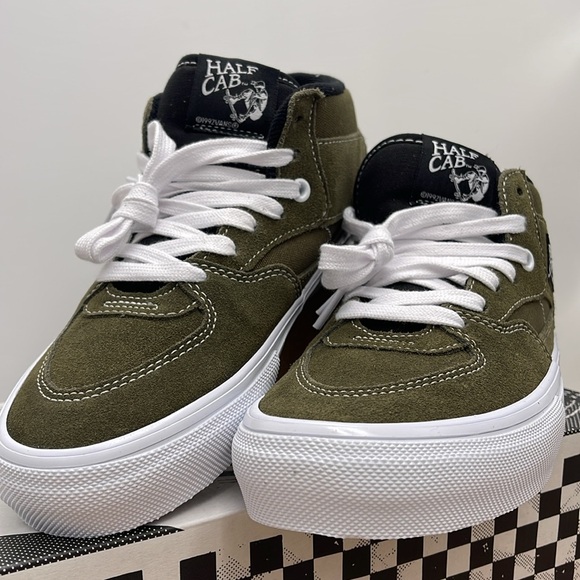 Vans WMNS Skate Half Cab Dark Olive
VN0A5FCDDOL
Sneakers - Picture 5 of 16